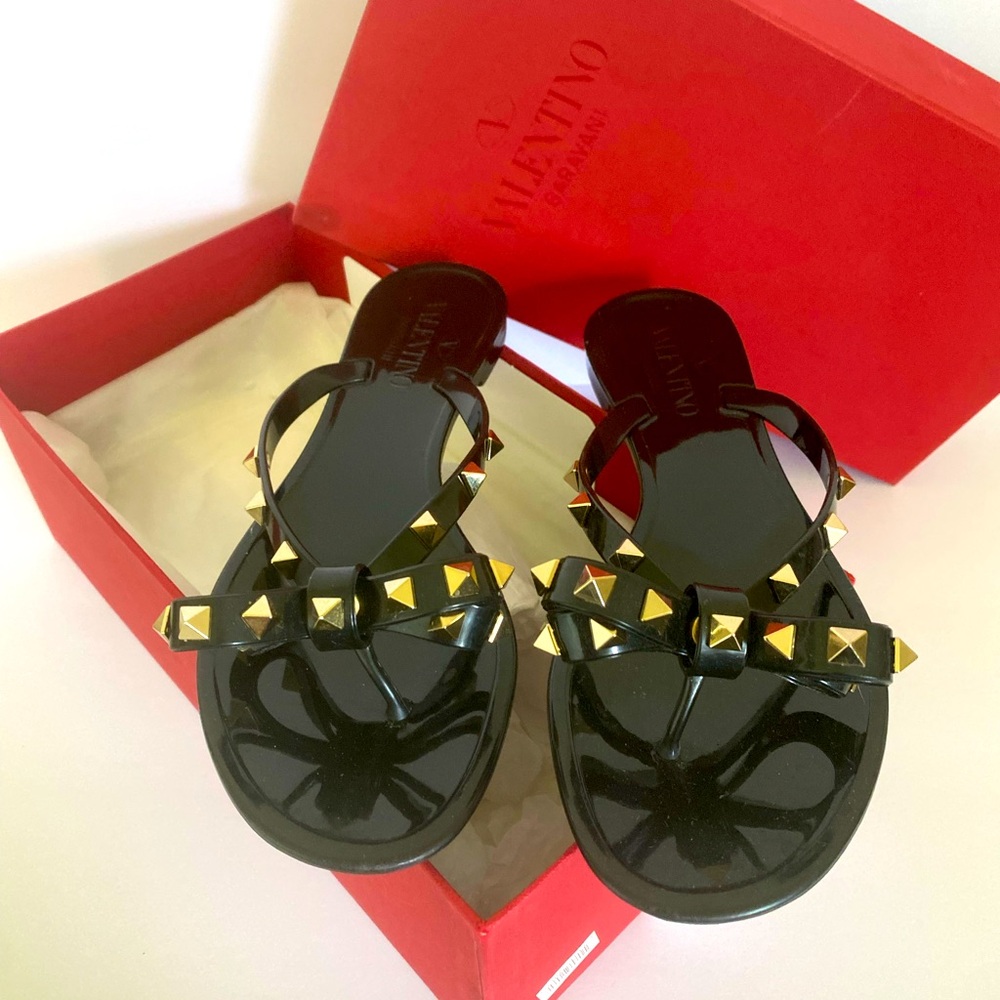 Valentino Garavani
Rockstud Flat Thong Sandals sz 7